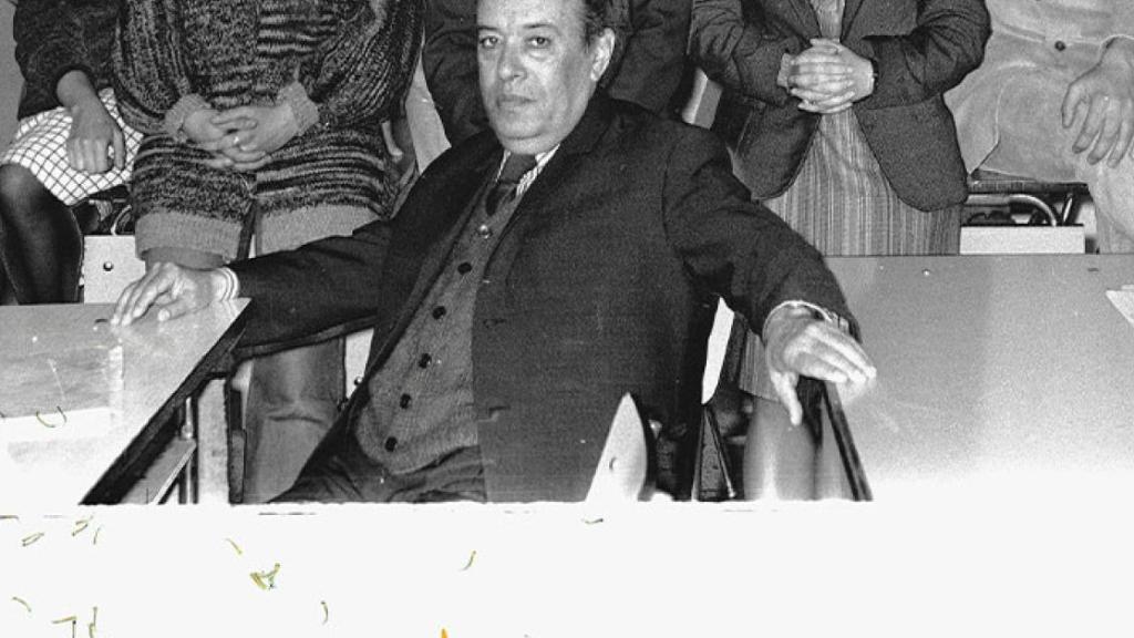 B/w photo of elderly man in suit