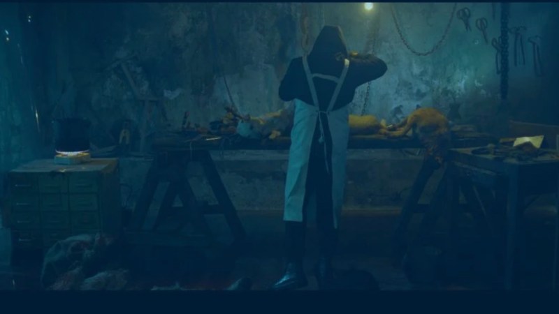 Killer with butcher‘s apron mutilating corpses