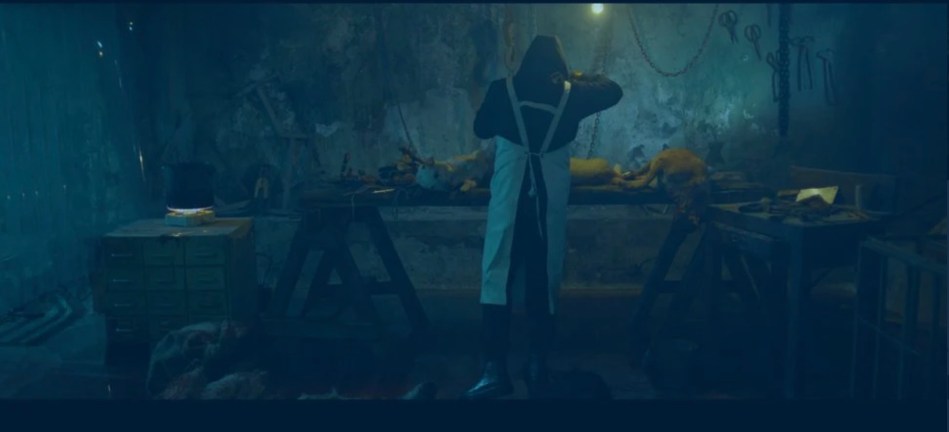 Killer with butcher‘s apron mutilating corpses