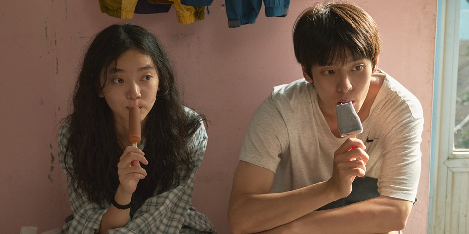 Jin and Dujae, eating ice cream