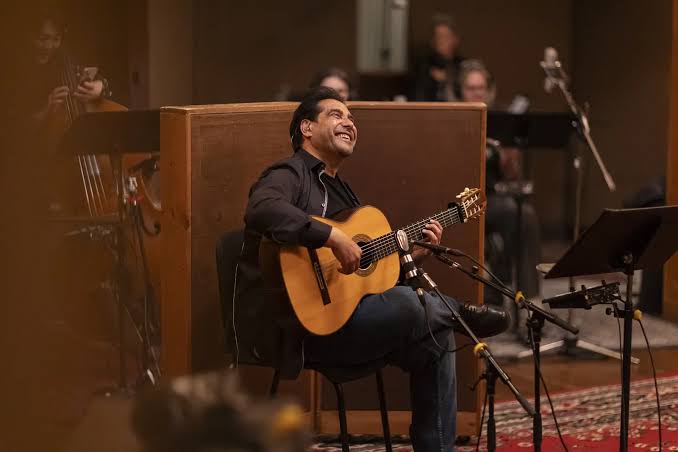 Josele, playing guitar